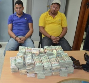 DNCD y la DEA apresan 2 hermanos con más de 300 mil dólares en el Ensanche Piantini