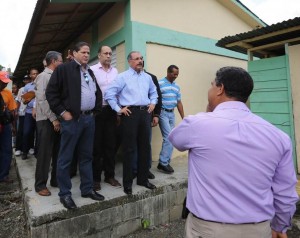 DM se compromete con ampliar escuela y desarrollar proyectos agrícolas en Villa Tapia