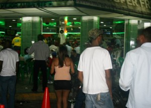 Apresan 144 personas, entre ellos 20 menores; cierran 14 colmadones y drinks