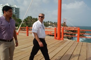 El ministro de Obras Pùblicas, Gonzalo Castillo,mientras  supervisa el Paseo Marìtimo 30 de Mayo