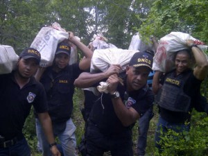 Equipo de la DNCD que localizó y sacó la droga de la cueva