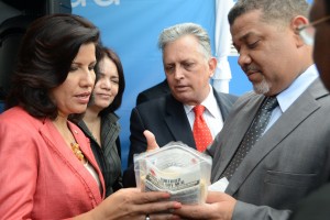 Héctor Medina muestra a la vicepresidenta Margarita Cedeño las propiedades del arroz fortificado.