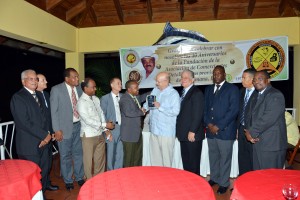 LA ROMANA.- Directivos de la Asociación de Comerciantes Detallistas de La Romana entregan una placa de reconocimiento al ingeniero Carlos Morales Troncoso por su apoyo a lo largo de los 40 años de fundada la entidad.