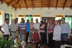 SALCEDO.- Los miembros de la Comision de Reencuentro del PRSC, Ito Bisonó, Louis Bogaert y Sergia Elena de Séliman, en la reunion con el ex ministro de Salud Pública, Víctor García Santos.