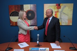 Sandra Ford y José Reynoso tras la firma del acuerdo