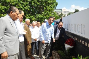 (foto) dirigentes reformistas y de la Fundacion Joaquin Balaguer depositan una ofrenda floral  en la plaza que se lleva su nombre en el Mirador Sur.