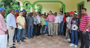 (foto).  SAN JUAN DE LA MAGUANA.- El coordinador de la Comisión de Reencuentro del PRSC, Ito Bisonó habla en una reunión organizada por el alcalde de El Rosario, quien volvió al partido.