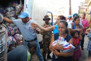 Gobierno distribuye ayudas masivas de alimentos en cuatro comunidades