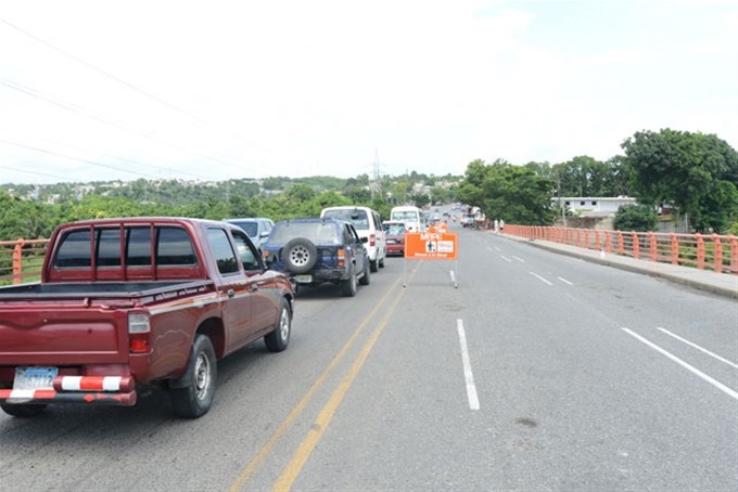 Obras Públicas inicia reparación Puente Río Haina