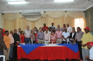 AZUA.- Los miembros de la Comision de Reencuentro del PRSC en una de las reuniones celebradas en esta provincia para reintegrar a dirigentes distanciados del partido.