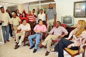 BOCA CHICA.- La Comisión de Reencuentro del PRSC que integran el diputado Ito Bisonó, Louis Bogaert y Sergia Elena de Séliman conversan con el ex diputado Radhamés Castro.
