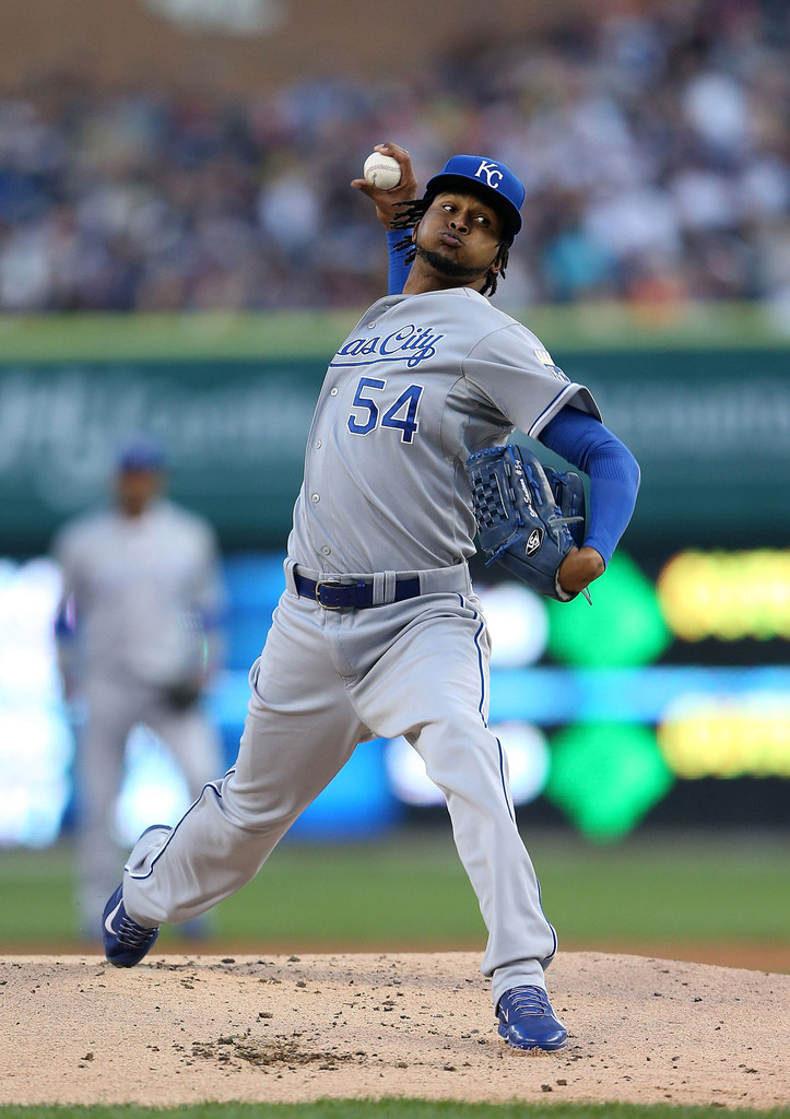 Lanzador Ervin Santana y los Reales dominan a los Tigres