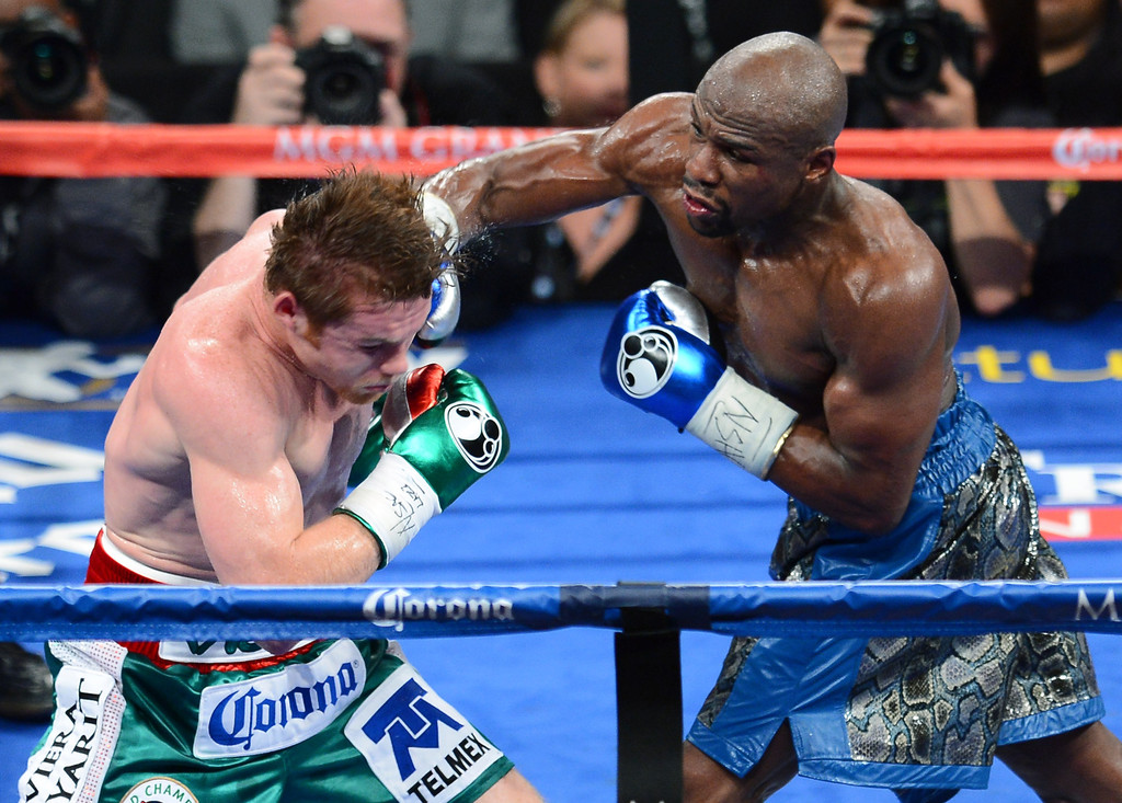 Floyd Mayweather derrota a Saúl 'Canelo' Álvarez