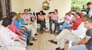 LA VEGA.- El subsecretario general del PRSC y miembro de la Comision de Reenuentro habla en un encuentro celebrado en el distrito municipal de Cutupu?. En la grafica, Ito Bisono? y Sergia Elena de Se?liman.