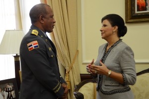 La vicepresidenta Margarita Cedeño conversa con el Jefe de la Policía Nacional, mayor general Manuel Castro Castillo.