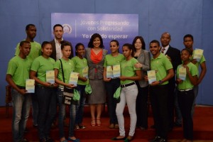 La vicepresidenta Margarita Cedeño junto a jóvenes que recibieron la guía de orientación juvenil para la prevención de embarazos en adolescentes.