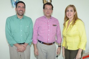 Los miembros de la Comisión de Reenuentro del PRSC, quienes viajarán  a Nueva York este martes. Desde la izquierda, Louis Bogaert, el diputado Víctor -Ito- Bisonó, quien la preside, y la Sergia Elena de Séliman.