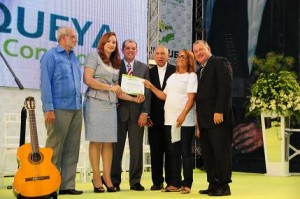Lourdes Virginia Lora, de 63 años de edad, una de las de las alfabetizadas, recibe su reconocimiento en representación de los demás homenajeados.
