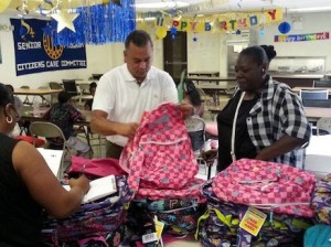 NUEVA YORK.- El diputado Ruben Luna entrega utiles escolares para ninos de la comunidad de Harlem, en NY.