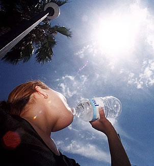 Ante ola de calor, Salud Pública recomienda ingerir abundantes líquidos