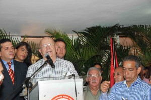 (foto 2). SANTIAGO.- Morales Troncoso habla en el acto inaugural de la Biblioteca Joaquín Balaguer (foto 2).
