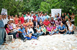 (foto) El director del Instituto de Formación Política (IFP), Eddy Martínez, junto a grupo de participantes en Tamboril.