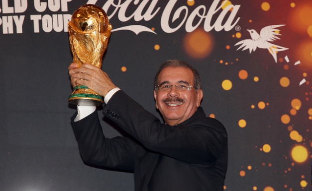 Presidente Medina recibe la Copa del Mundo de la FIFA