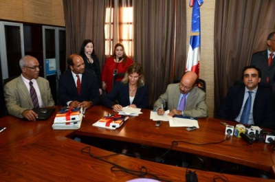 Gobierno y el Banco Mundial firman acuerdo para elevar competitividad en RD