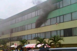 Incendio afecta edificio de la Lotería Nacional