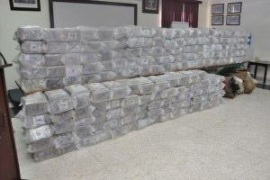 Envían a prisión acusados de introducir 1,060 paquetes de cocaína en Baní