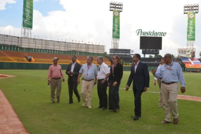 Ministro de Obras Públicas supervisa trabajos en Estadio Cibao