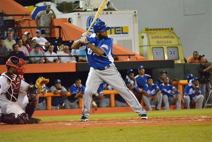 Yamaico Navarro remolca cuatro carreras y el Licey se queda solo en primero