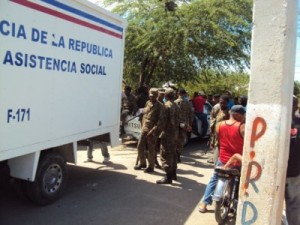 Policía apresa dos hombres dedicados a robar alimentos transportados en camiones del Plan Social