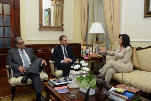 La vicepresidenta Cedeño conversa con el director de la Agencia Brasileña de Cooperación, Fernando Marroni de Abreu y el embajador dominicano en esa nación, Dionis Pérez.
