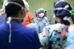 Margarita Cedeño conversa con los médicos que practicaron la cirugia.