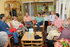 SAN FRANCISCO DE MACORIS.- Los miembros de la Comision de Reencuentro, Víctor -Ito- Bisonó y Louis Bogaert conversan con el ex senador Fulvio Lora y otros dirigentes reformistas.