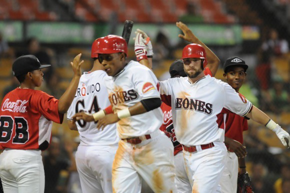 Leones aplastan a las Estrellas; Martínez y Brentz empujan 3 cada uno