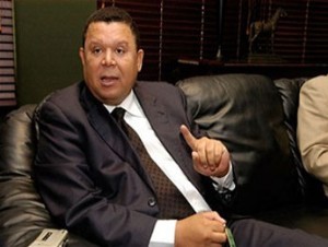 Presidente CARD pide revocar medida prohíbe estacionar vehículos en Centro de los Héroes