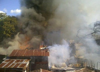 Fuego afecta alrededor de 40 viviendas en Santiago