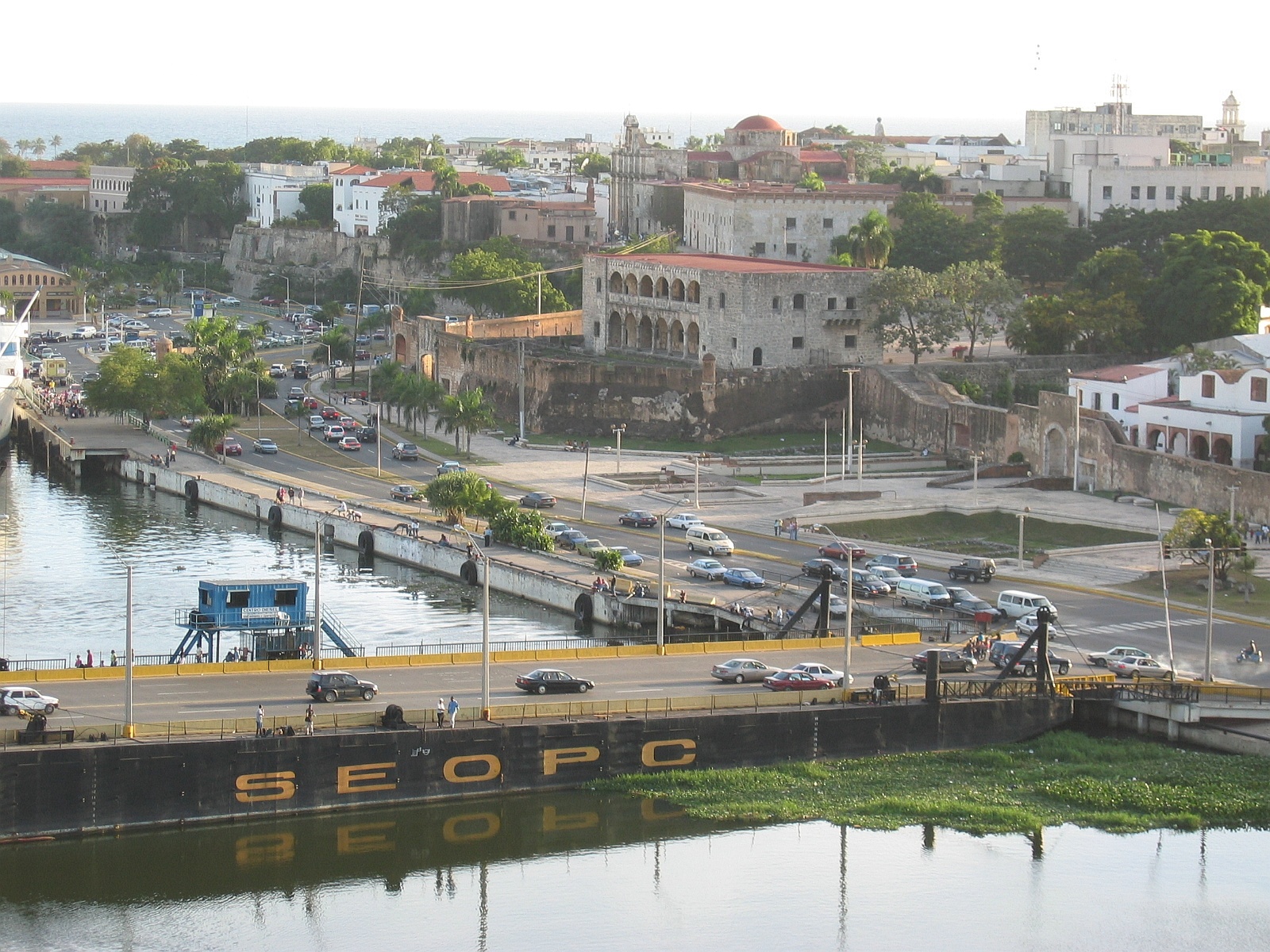 Cierran puente flotante por paso de Barcaza hasta el mediodía