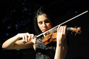Aisha mientras toca su violín.