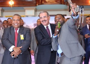 Presidente Medina entrega anillos a campeones del Clásico Mundial de Béisbol