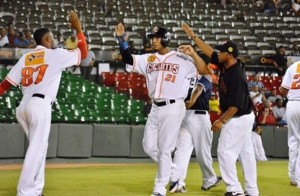 Gigantes derrotan a los Toros