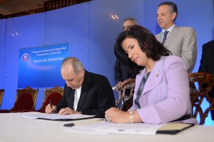La vicepresidenta Margarita Cedeño y el cardenal Nicolás de Jesús López Rodríguez firman el acuerdo.