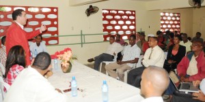 PALENTE, San Cristobal.- El subsecretario general del PRSC, Louis Bogaert, habla en un encuentro con dirigentes reformistas de este municipio.