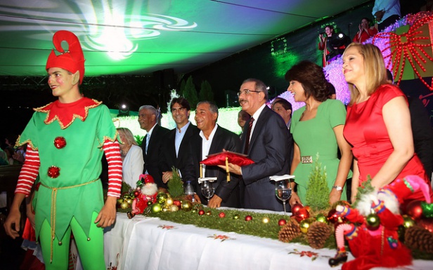 Presidente Medina y su esposa encabezan inauguración de “Brillante Navidad”