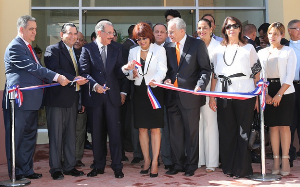 Presidente Medina entrega plaza comercial en San Francisco de Macorís