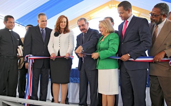Presidente entrega viviendas dignas a 320 familias en Santiago y Monseñor Nouel