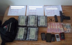 La Dirección Nacional de Control de Drogas (DNCD) informó hoy que decomisó cinco paquetes presumiblemente de cocaína, a tres hombres que viajaban a bordo de una camioneta por el tramo carretero Sánchez-Nagua, provincia María Trinidad Sánchez. 