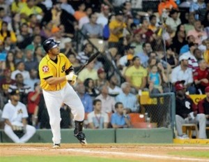 HR de Wilin lleva a Águilas al round robin
